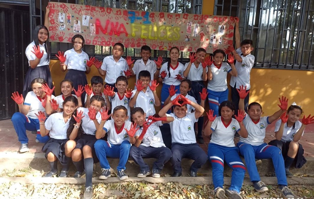 Colegios en Arauca conmemoraron el Día Internacional de las Manos Rojas 