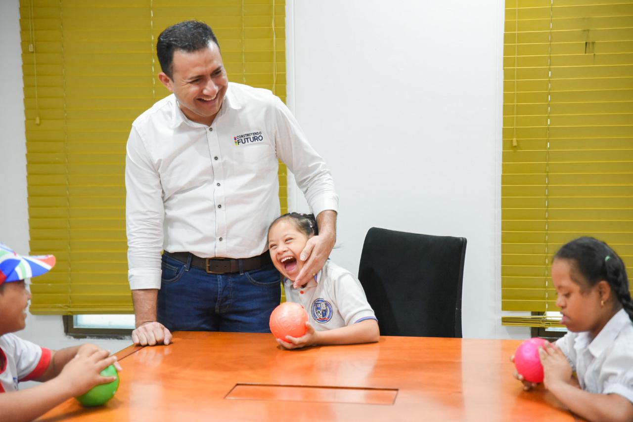 Gobernador y niños con down